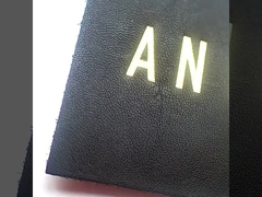 Dışarıdaki Erkek Giysileri Yansıtıcı PU Deri Yamaları Yüksek Frekanslı Dikiş hattı