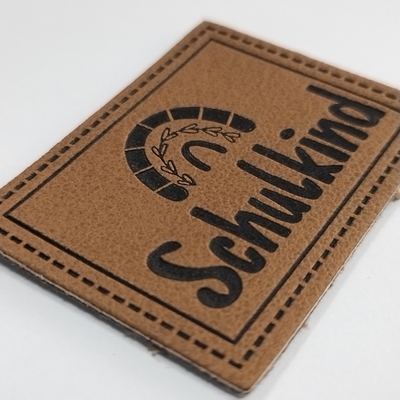 Mikrofiber Kabartmalı Logo PU Deri Etiket Giyim Üzerine Dikmek Tasarımı Özelleştirmek