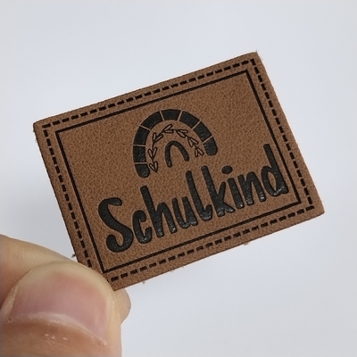 Mikrofiber Kabartmalı Logo PU Deri Etiket Giyim Üzerine Dikmek Tasarımı Özelleştirmek