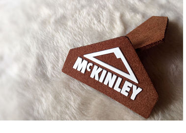 Moda Tasarımları Kauçuk Logo Yamalar Pvc Giyim Etiketleri% 100 Silikon Shinny Effect