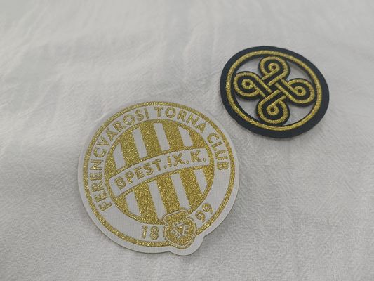 Kişiselleştirilmiş Mükemmel Logo Tasarımı Kıyafetler İçin Kumaş Patchleri Üzerine Kırılmış