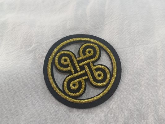 Kişiselleştirilmiş Mükemmel Logo Tasarımı Kıyafetler İçin Kumaş Patchleri Üzerine Kırılmış