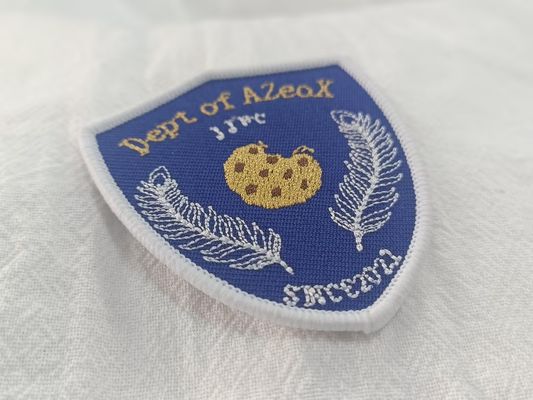 Kişiselleştirilmiş Mükemmel Logo Tasarımı Kıyafetler İçin Kumaş Patchleri Üzerine Kırılmış
