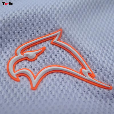 Özel kalıp enjeksiyon silikon etiket yıkanabilir 3D yumuşak silikon logo ısı transferi silikon rozet