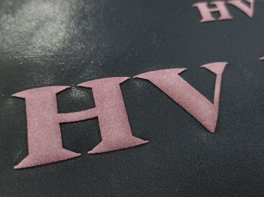 Özel 3D Puff köpüklü giyim Embossed çıkartma giyim logoları Hoodie için ısı baskı etiketleri