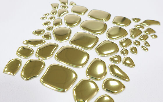 Fabrika Özel Metallik Altın TPU Isı Transfer Etiketi - Lüks Giysi ve Moda Giysileri için Düzensiz Şekil Emblemi