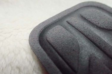Gri Yumuşak Çevre Dostu Mikrofiber Etiket, Giyim için Costom Yüksek Frekanslı Logo