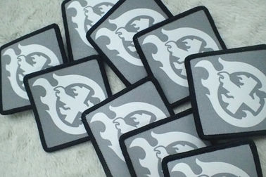 Özel Gümüş Reflektif Serigrafi Etiketi, Konfeksiyon için Yumuşak TPU Patch
