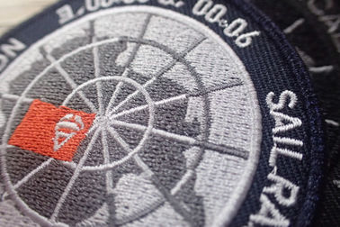 Yıkanabilir Siyah Polyester Özel Giysi Yamaları / Yapıştırıcı İşlemeli Yamalar
