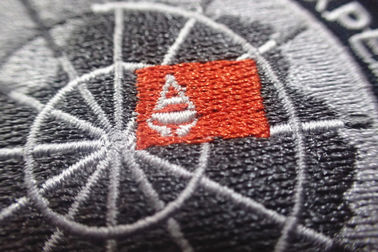 Yıkanabilir Siyah Polyester Özel Giysi Yamaları / Yapıştırıcı İşlemeli Yamalar