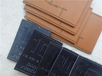 Çevre Dostu PU Deri Kabartma Logo Yamalar Jeans Pantone Renkli İçin