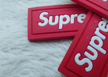 Düz Renk Ayrımı Giyim Kauçuk Logo Yamalar / PVC Kauçuk Etiket
