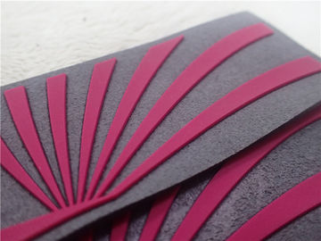 Enjeksiyon Silikon Logolu Giysi Yumuşak Gri Mikrofiber İçin Kırmızı 3D Kauçuk Yamalar