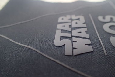 Şerit Silikon Serigrafi Etiketi / Serigraf Çıkartmaları Beyaz Özel Logo Polo Gömlek Spor