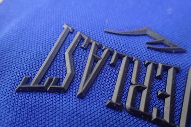 Giyim Yıkanabilir Dayanıklı Pantone Rengi İçin 3D Logo Isı Transferi Yamaları