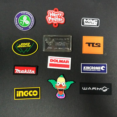 Dikiş Giyim için 3D Logo Kabartmalı Motif Kauçuk Yamalar Pvc Rozetleri