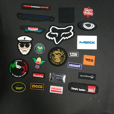 Özel Tasarım Giyim Etiketleri T Shirt 3D Logo Plastik Silikon Rozet Giysi İçin