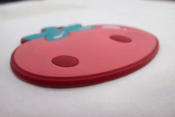Özelleştirilmiş Kauçuk 3D Logo Etiketi PVC Kabartmalı Oyulmuş Kauçuk Yamalar