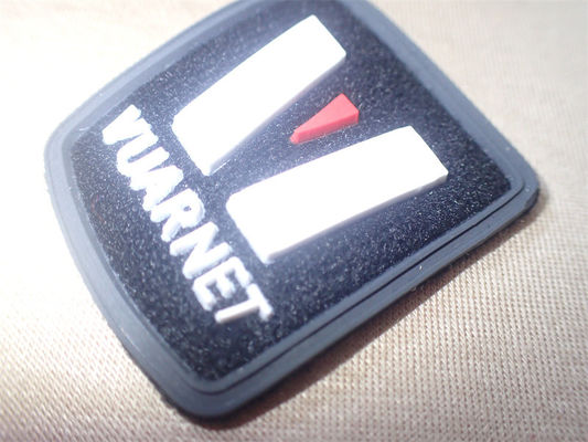 OEM 3D Giyim Etiketi Mikro Enjeksiyon Rozeti Fiber Üzerinde Özel Logo
