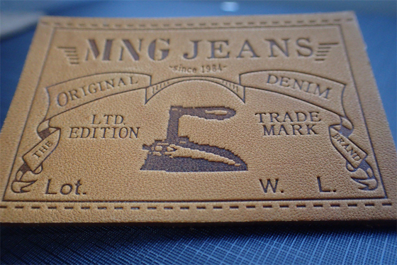 Çevre Dostu Jeans Deri Yama Etiketleri Üniforma İçin Kabartmalı Logo