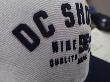 Kabartmalı Logo ile Giyim için Yüksek Frekanslı Dokuma Kumaş Düzeltme Eki, 3D Effect TPU Logo On Cap