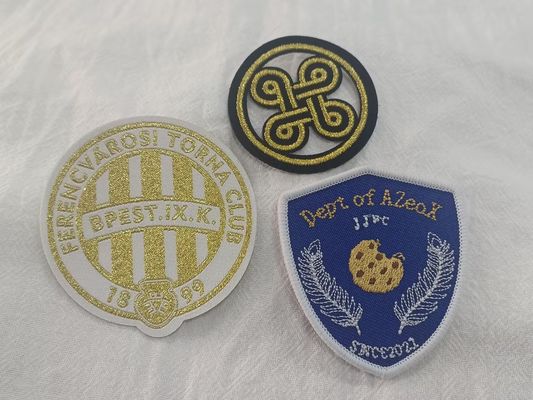 Kişiselleştirilmiş Mükemmel Logo Tasarımı Kıyafetler İçin Kumaş Patchleri Üzerine Kırılmış