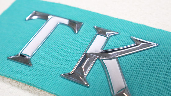3 boyutlu metal yama Yapıştırılmış logo Yüksek frekanslı TPU ısı transferi etiketi giysi toplu üretim fiyatı
