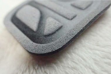 Gri Yumuşak Çevre Dostu Mikrofiber Etiket, Giyim için Costom Yüksek Frekanslı Logo