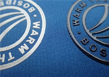 Parlak Renkli Yüzey Marka Logolu Serigrafi Silikon Isı Transferi Giyim Etiketleri
