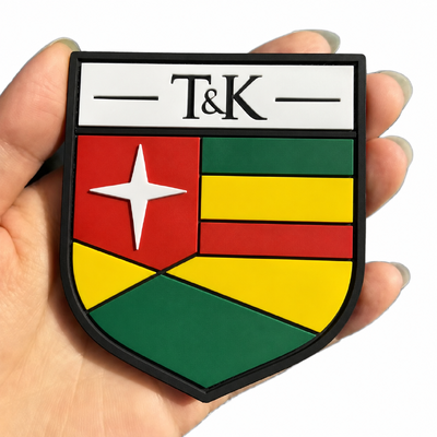 Giyim ve Çantalar için Yükseltilmiş Logolu ve Çevre Dostu Serigrafi Baskı Etiketli Özel 3D Kauçuk PVC Rozet
