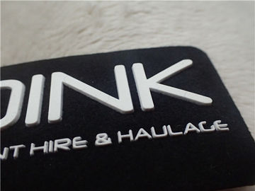 Çift Renkli Silikon 3D Kauçuk Logo Yamalar Yumuşak Siyah Mikrofiber Ekili