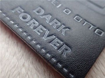 Çevre Dostu PU Deri Kabartma Logo Yamalar Jeans Pantone Renkli İçin